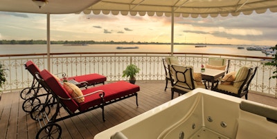 Hoppa över terrassen med jacuzzi, solstolar, sittplatser och Mekong River i bakgrunden. Foto.